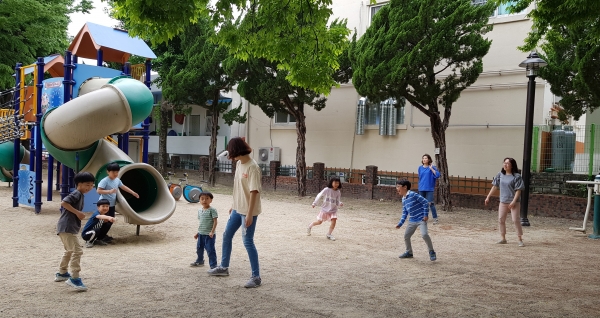 지난해 진잠동 배움사랑방 ‘건강나누미사랑방’을 찾은 아이들이 엄마와 함께 ‘전래놀이’에 참여하고 있다
