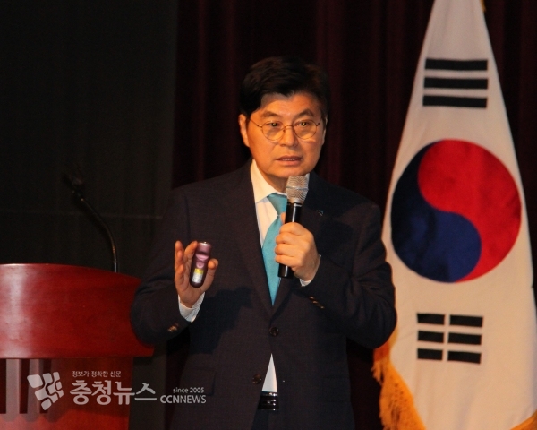 이춘희 세종시장이 3일 충남도청서 공직자 대상 특강을 진행했다.