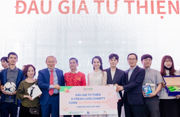 K Fresh LOVE FESTA 자선경매 기념사진              * 이병호 aT 사장(우측에서 3번째)              * 박항서 감독(좌측에서 3번째)              * 김동준 배우(우측에서 4번째)