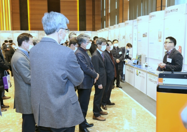 *이종서 총장을 비롯한 대전대 구성원 및 유관기관 관계자 등이 행사 시작에 앞서, 산학협력 우수성과 전시 부스를 관람하고 있다.