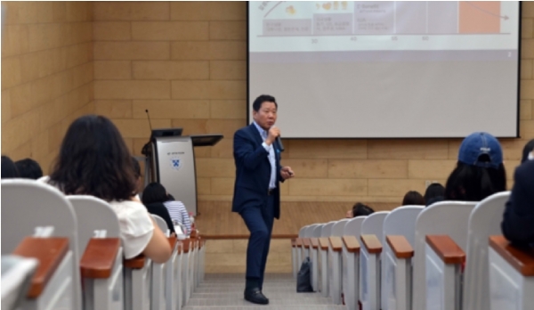 지난해 8월 글로벌 길라잡이로 나선 하용화 세계한인무역협회(World OKTA) 회장 특강모습.