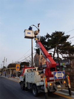 부여군 도심 가로등 수리장면