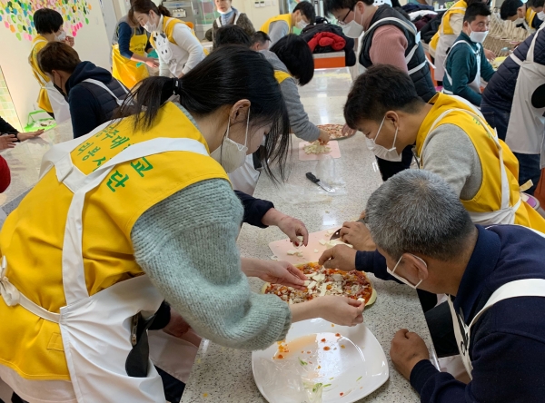 5일 공주시 계룡면에 위치한 하대목장에서 충청남도남부장애인종합복지관과 함께 농장체험 봉사활동 모습