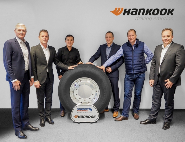 한국타이어, 슈미츠 카고불 전략적 파트너십 연장 협약식슈미츠 카고불과의 전략적 파트너십 연장 협약식에서 한국타이어 송호범 독일법인장(좌측에서 세번째)이 슈미츠 카고불 관계자들과 기념 촬영을 진행하고 있다.