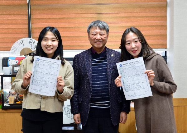 대학을 방문한 졸업생들이 장학금 약정서를 적은 후 기념촬영을 하고 있다.(왼쪽부터 이은솔 씨, 백석대 최동성 대외협력처장, 이슬 씨)