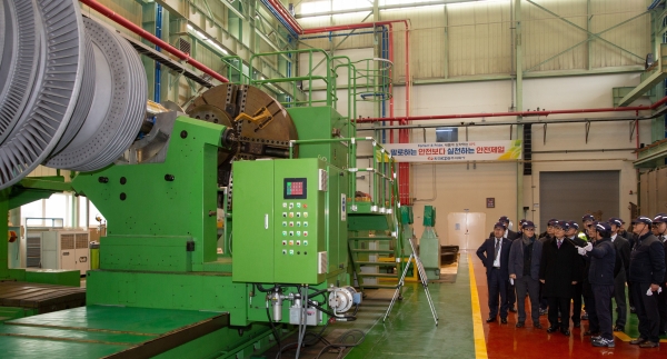 한국서부발전 김병숙 사장(오른쪽 세번째)이 서인천 한전 KPS 플랜트 서비스센터(가스터빈 재생정비 전문) 현장을 방문하고 있다.