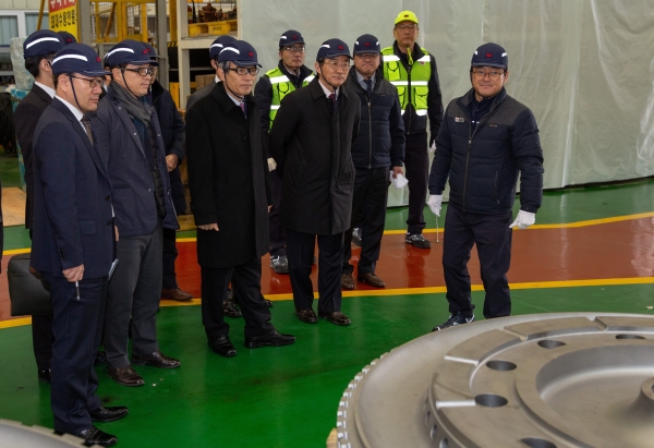 한국서부발전 김병숙 사장(오른쪽 세번째)이 서인천 한전 KPS 플랜트 서비스센터(가스터빈 재생정비 전문) 현장을 방문하고 있다.