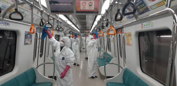 열차 손잡이 알코올 세척에 전념하고 있는 직원들.