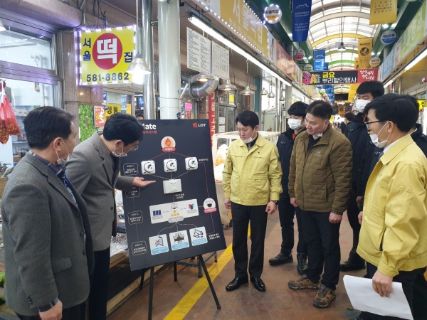 전통시장 화재알림시설 설치를 관계자가 설명하는 모습