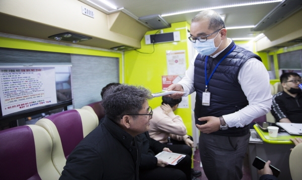11일 대학 내 헌혈버스에서 헌혈을 위해 발열체크를 하고 있다.