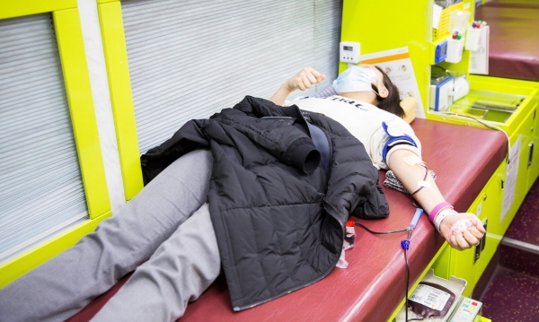 11일 대학 내 헌혈버스에서 헌혈을 하고 있다. 헌혈 캠페인은 수혈용 혈액부족 상황 타개를 위해 대한적십자사 대전‧세종‧충남혈액원과 함께 추진했다.