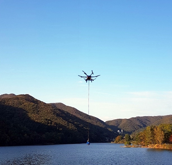 드론을 이용한 수질조사 모습