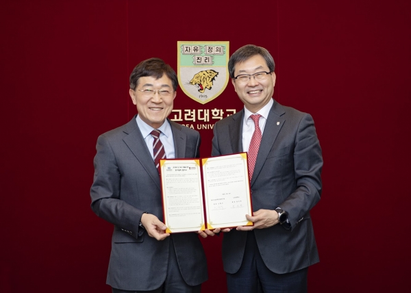 KBSI-고려대 협약 체결 (왼쪽이 KBSI 신형식 원장, 오른쪽이 고려대 정진택 총장).