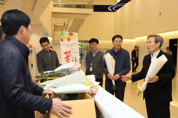 한국서부발전 김병숙 사장이 본사 1층 로비에서 지역 화훼농가 관계자들과 간담회를 나누고 있다.