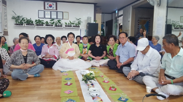 행복경로당 어르신들이 다도예절을 체험하고 있다