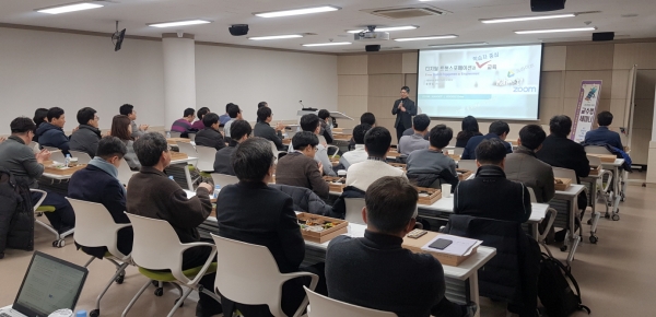 13일 국립 한밭대학교에서 개최된 교수법 세미나에서 홍영일 교육팀장(서울대학교 행복연구센터)이 특강을 진행하고 있다