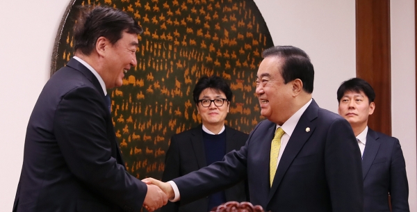 문희상 국회의장(오른쪽)이 13일 싱 하이밍(Xing Haiming) 주한중국대사의 예방을 받고 반갑게 악수하고 있다.