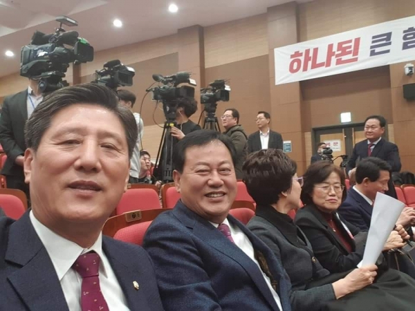 자유한국당 이은권 의원 (왼쪽 두번째)이 13일 서울에서 열린 전국위원회에 참석해 대전지역 당원들과 자리를 함께하고 있다.