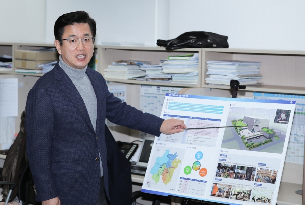 허태정 대전시장이 제2시립도서관 건립 위치를 설명하고 있다.