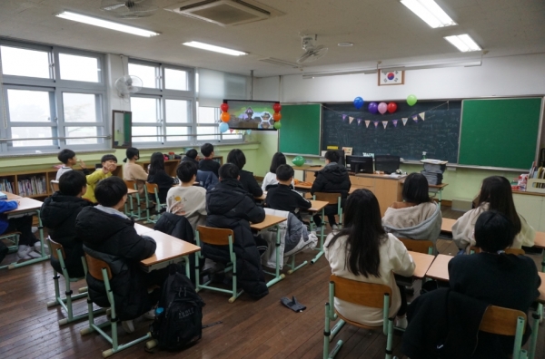 진잠초 졸업식 풍경 모습