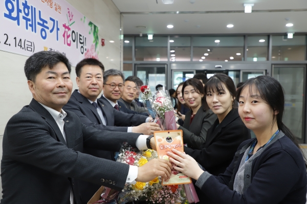 길정섭 충남농협 본부장(가운데)과 조두식 농협은행 충남영업본부장(왼쪽에서 두번째), 류병관 농협노조세종충남지역위원장(오른쪽에서 두 번째), 류지민 중앙회부본부장(오른쪽에서 첫 번째), 윤일근 경제지주부본부장(오른쪽에서 첫 번째) 등이 직원들에게 꽃을 나눠주기에 앞서 화훼농가 돕기를 다짐하고 있다.