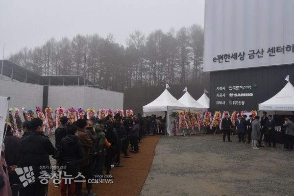 오픈 첫날 오전, 입장을 기다리는 방문객들이 길게 줄을 서고 있는 모습 / 조홍기 기자