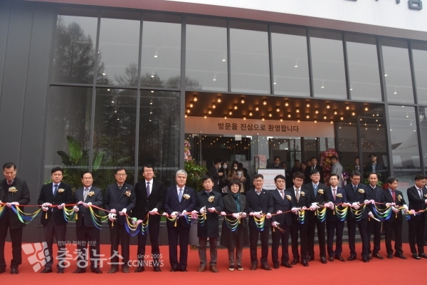 내빈들이 견본주택 개관식 행사에서 테이프 커팅식에 참석하고 있다.