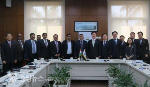 한국철도시설공단 김상균 이사장(왼쪽 9번째)이 UPMRC 케샤브 쿠마르 사장(왼쪽 8번째)에게 11일(화) 인도 델리에서 럭나우메트로 사업관리용역에 대한 감사패를 수여하고 기념사진을 촬영하였다.