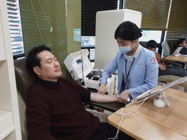 자유한국당 장동혁 대전 유성갑 국회의원 예비후보가 15일 헌혈의집 노은역센터에 방문해 헌혈하고 있는 모습