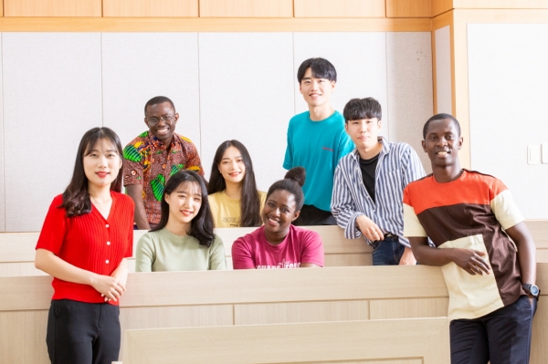 한밭대학교 외국인 유학생과 재학생 이미지컷