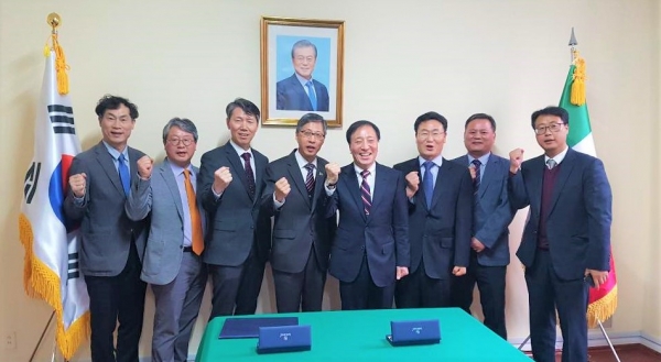 13일(현지 시각) 배재대와 대한무역투자진흥공사 중남미본부가 취업 활성화 및 사후관리 지원 협약을 체결한 뒤 참석자들이 파이팅을 외치고 있다. (왼쪽부터) 이준원 배재대 학생인재개발처 부처장, 우관섭 취업지원팀장, 김기중 코트라 중남미본부장, 김상일주멕시코한국대사, 김선재 총장, 강호정 대학일자리본부장, 이영복 국제학생교류팀장. 박한서 상무관