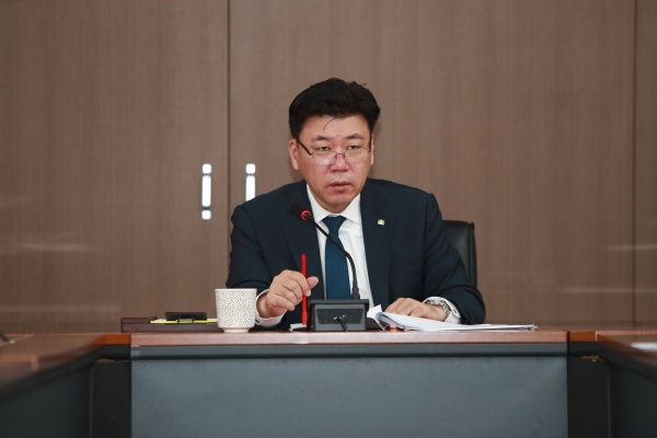 구만섭 천안시장 권한대행이 시청 중회의실에서 열린 간부회의에서 간부들에게 지역경제 살리기에 적극 나서달라고 당부하고 있다.