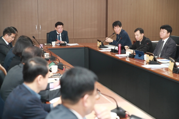 간부회의에서 지역경제 살리기 당부모습