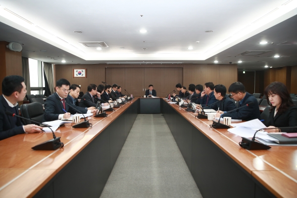 간부회의에서 지역경제 살리기 당부모습