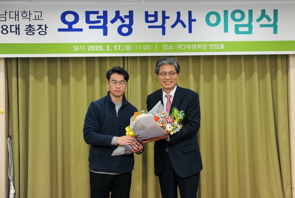 오덕성 총장 이임식-(왼쪽부터 이원균 총학생회장, 오덕성 총장).