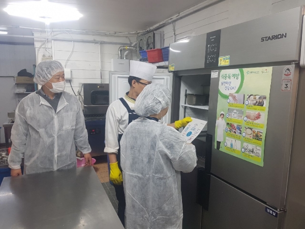 지난 14일 위생등급 사전컨설팅을 신청한 유성의 한 음식점에서 담당공무원이 위생등급 평가표에 따라 조리장 위생관리 등을 진단하고 있다