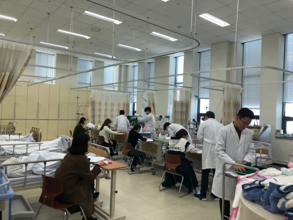 임상실습을 앞둔 간호학과 2학년 재학생들이 지난 1월 진행된 ‘핵심술기 역량강화 기초 프로그램’에서 ‘핵심기본간호술’을 직접 수행한 후 임상간호사들로부터 피드백을 받고 있다.