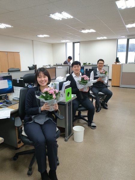 꽃을 선물 받은 충청심사센터 직원들