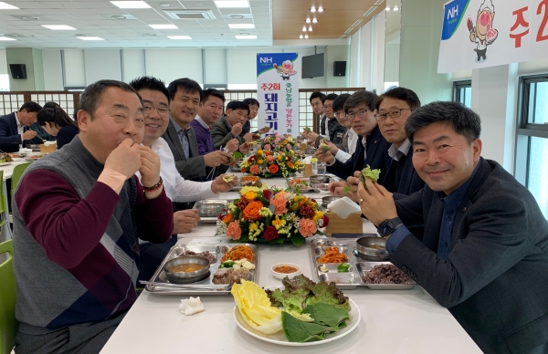 류병관 농협노조세종충남지역위원장(왼쪽)과 윤일근 경제지주부본부장(오른쪽)이 직원들과 돼지고기 소비촉진 운동을 전개하고 있다