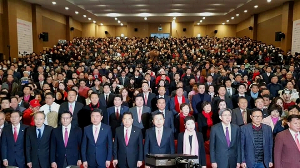 자유한국당, 바른미래당, 전진당, 원희룡 제주지사 등 중도보수성향 정치권이 참여하는 미래통합당이 17일 국회의원회관에서 출범식을 갖고 총선 앞 본격적인 세몰이에 돌입했다.