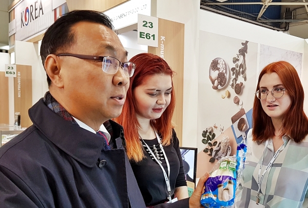모스크바 식품박람회 현장에서 한국산 버섯의 우수성을 설명하고 있는 aT 신현곤 수출이사(좌측 1번째)