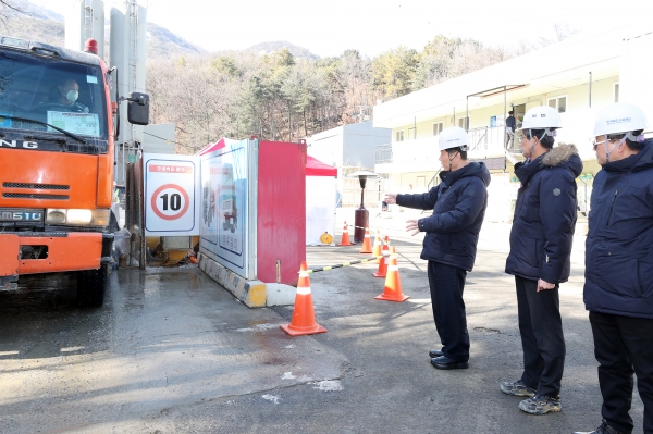 김상균 이사장(왼쪽 첫 번째)과 직원들이 진접선 복선전철 건설현장에서 공사장 출입차량 바퀴 세정장치 작동여부를 확인하고 있다.