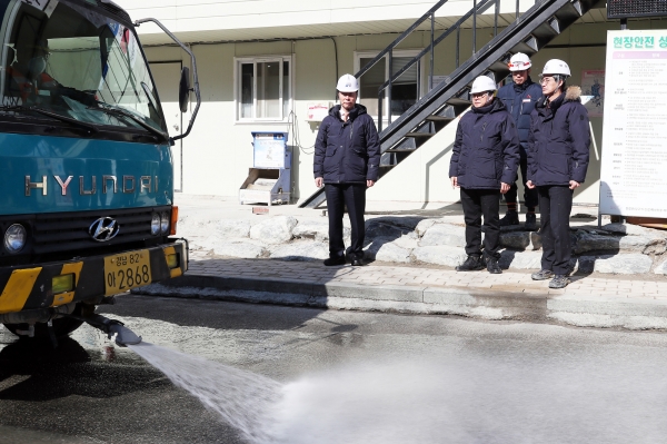 김상균 이사장(왼쪽 첫 번째)과 직원들이 진접선 복선전철 건설현장에서 미세먼지 대응 상황을 점검하고 있다.