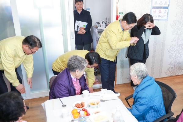 오세현 아산시장과 양승조 충남지사가 초사2통 어르신들에게 큰절을 올리고 있다.