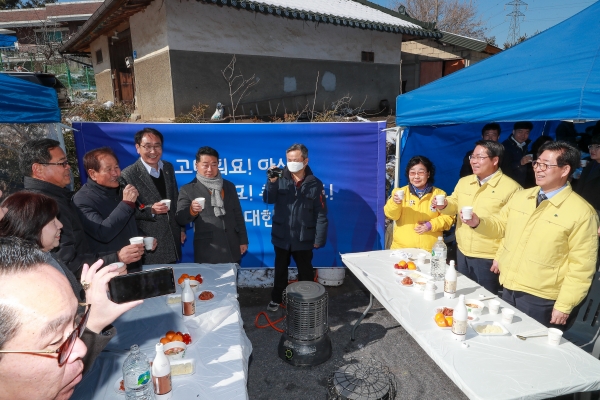 지역 막걸리로 건배제의와 파이팅을 외치고 있다
