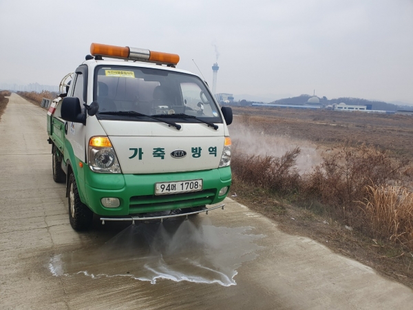 방역차량이 철새도래지를 소독하고 있는 모습