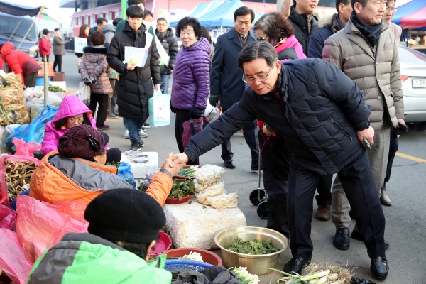 서천군, 코로나19 소상공인 피해상황 조사… 전통시장 찾아 상인격려 하는 노박래 군수