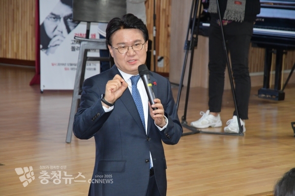 황운하 대전지방경찰청장이 9일 저서 '검찰은 왜 고래고기를 돌려줬을까' 출간 기념 북 콘서트에서 인사말을 하고 있다.