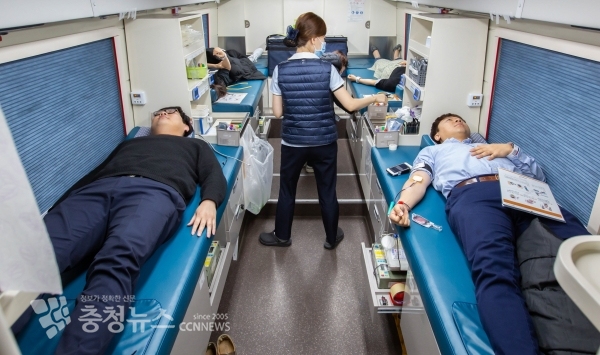 헌혈 운동 행사 참여한 시교육청 직원들