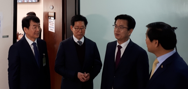 양승조(왼쪽 두 번째) 충남지사를 비롯한 지자체장들과 국회 방문한 문진석(왼쪽) 예비후보